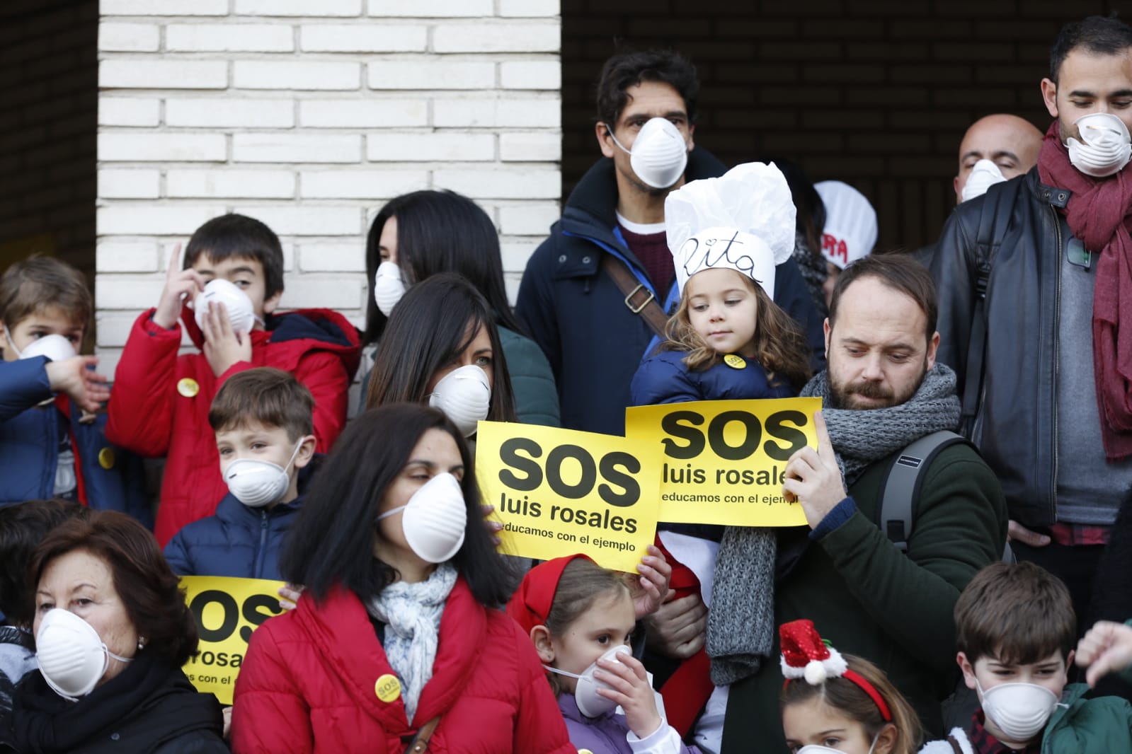 Madres, padres y alumnos del centro de Infantil y Primaria sufren cada mañana los 'malos humos' de la calle Rector Marín Ocete