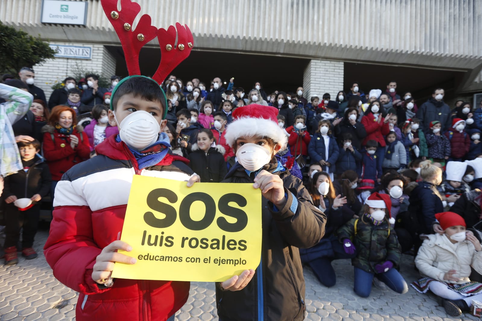 Madres, padres y alumnos del centro de Infantil y Primaria sufren cada mañana los 'malos humos' de la calle Rector Marín Ocete