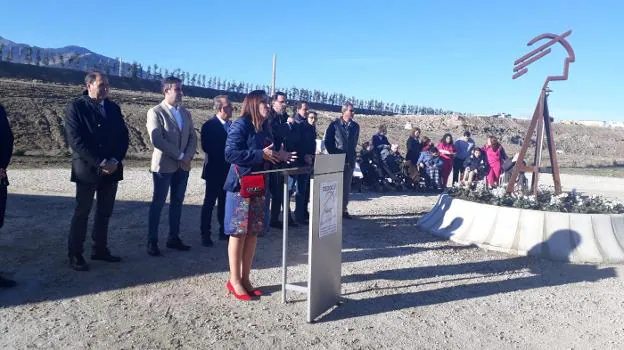 La subdelegada en la inauguración de la escultura creada por los internos de la prisión.