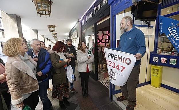 Juan Burgos, en la entrada de su administración de lotería.
