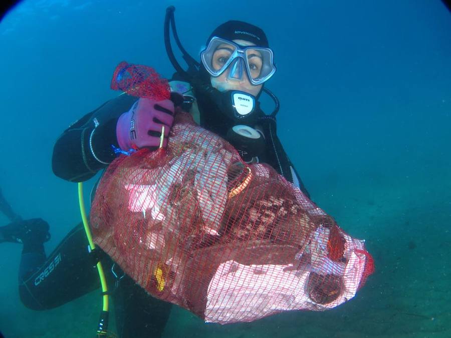 Voluntarios retiran casi 200 kilos de plásticos de una pradera de Posidonia en la Costa Tropical