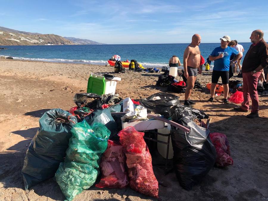 Voluntarios retiran casi 200 kilos de plásticos de una pradera de Posidonia en la Costa Tropical