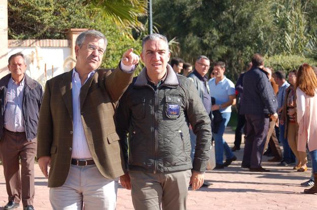 García Urbano y Elías Bendodo, ayer en Estepona.