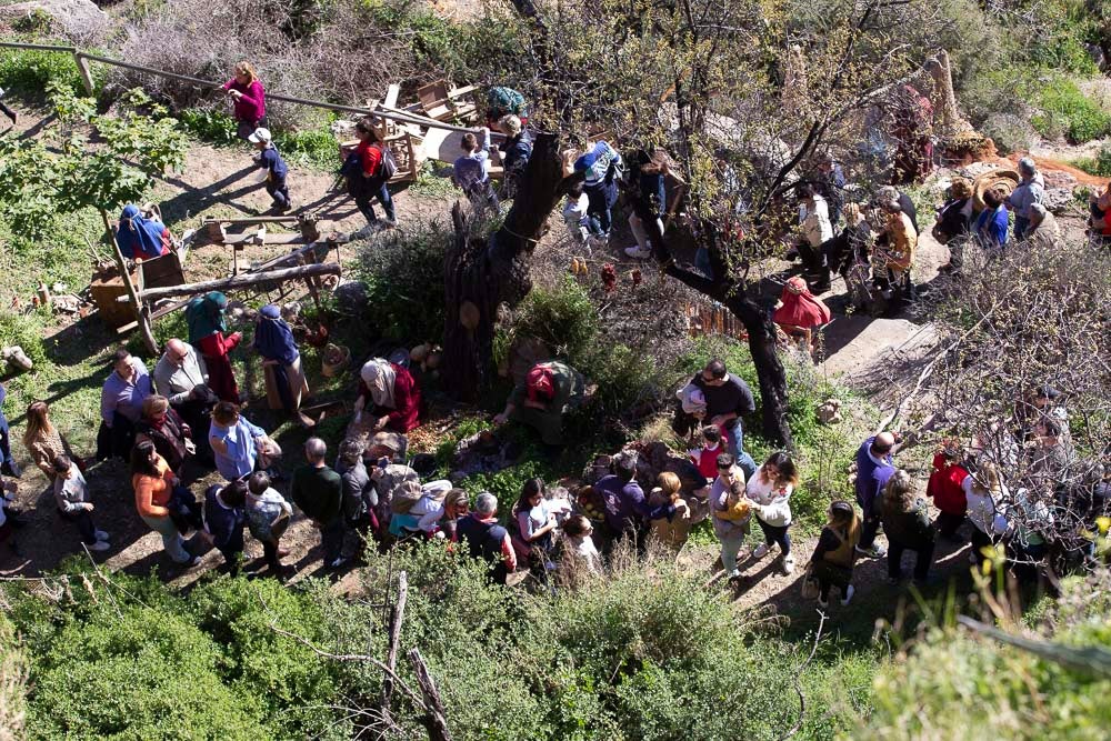 El anejo motrileño de Tablones ha vuelto a organizar su exitoso Belén Viviente, que el municipio 'utiliza' como reclamo turístico