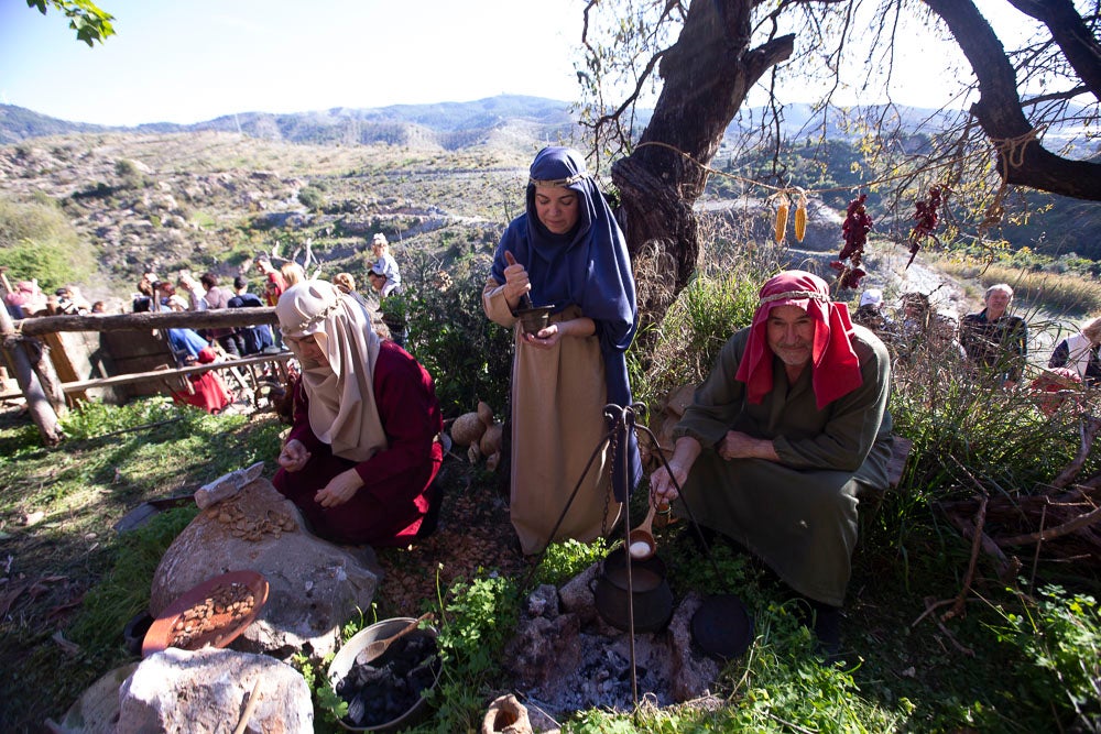 El anejo motrileño de Tablones ha vuelto a organizar su exitoso Belén Viviente, que el municipio 'utiliza' como reclamo turístico