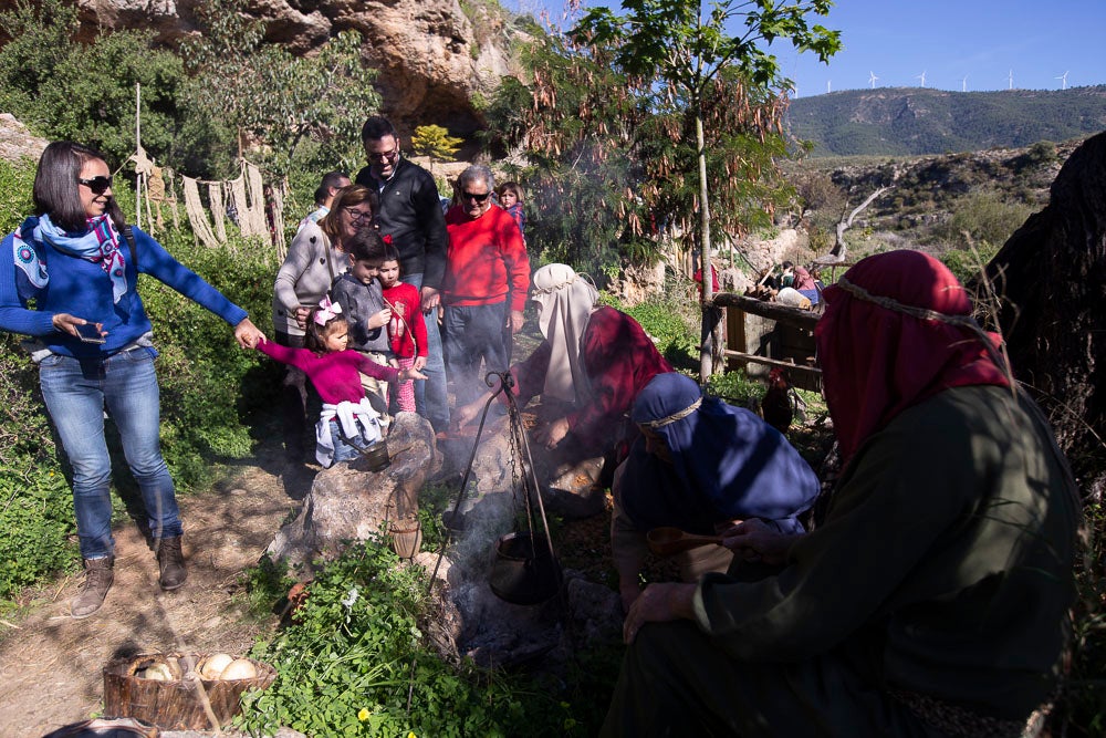 El anejo motrileño de Tablones ha vuelto a organizar su exitoso Belén Viviente, que el municipio 'utiliza' como reclamo turístico