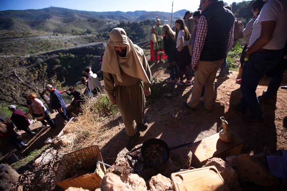 El anejo motrileño de Tablones ha vuelto a organizar su exitoso Belén Viviente, que el municipio 'utiliza' como reclamo turístico