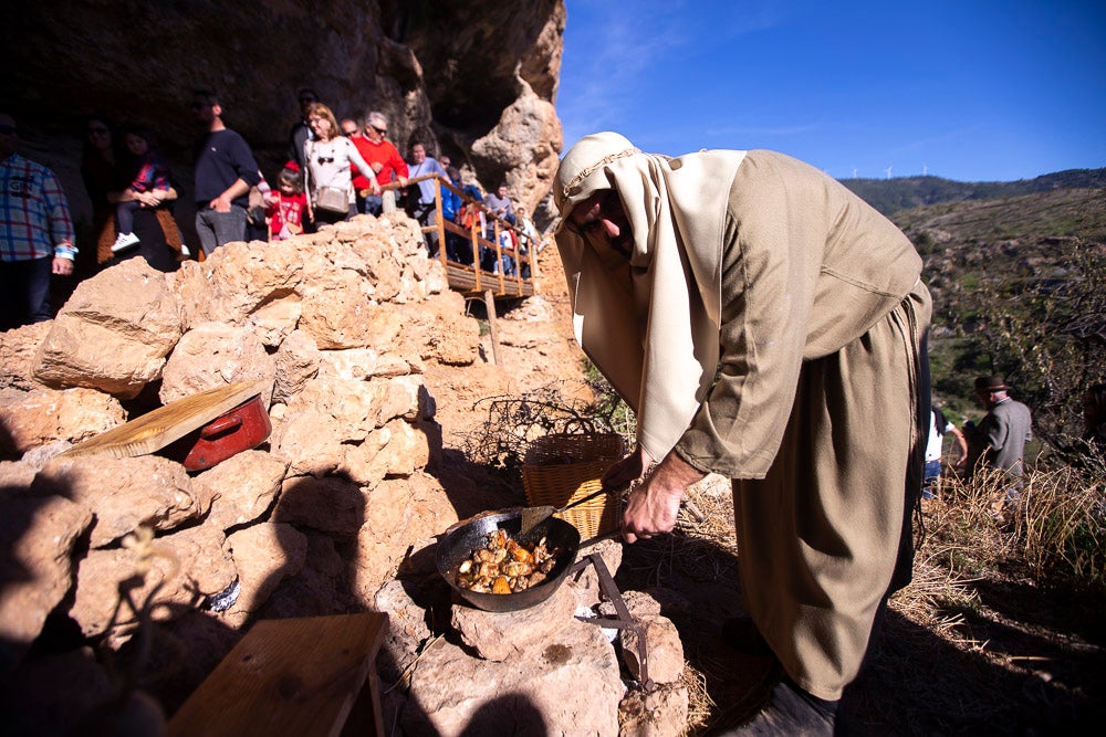 El anejo motrileño de Tablones ha vuelto a organizar su exitoso Belén Viviente, que el municipio 'utiliza' como reclamo turístico