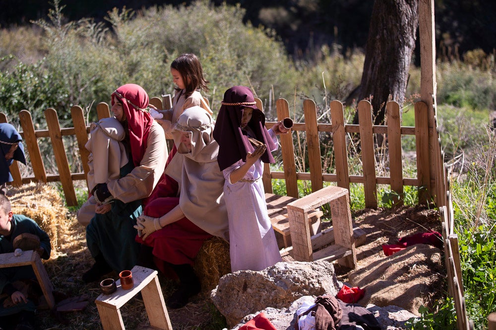 El anejo motrileño de Tablones ha vuelto a organizar su exitoso Belén Viviente, que el municipio 'utiliza' como reclamo turístico