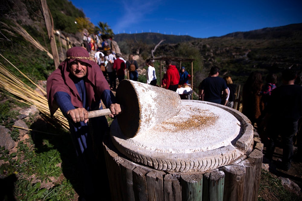 El anejo motrileño de Tablones ha vuelto a organizar su exitoso Belén Viviente, que el municipio 'utiliza' como reclamo turístico
