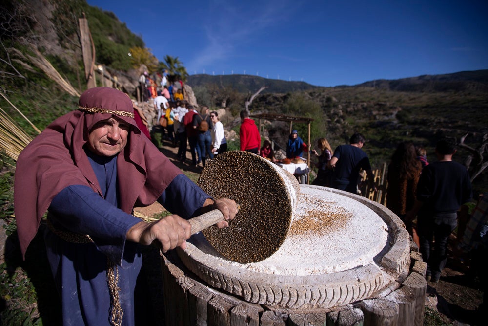 El anejo motrileño de Tablones ha vuelto a organizar su exitoso Belén Viviente, que el municipio 'utiliza' como reclamo turístico