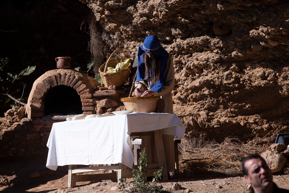 El anejo motrileño de Tablones ha vuelto a organizar su exitoso Belén Viviente, que el municipio 'utiliza' como reclamo turístico