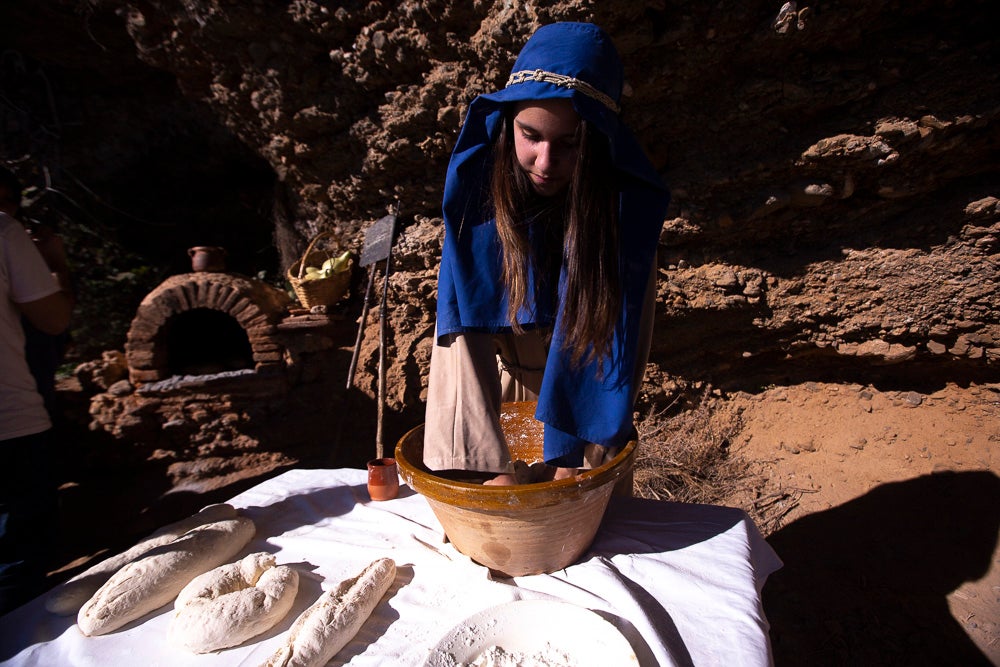 El anejo motrileño de Tablones ha vuelto a organizar su exitoso Belén Viviente, que el municipio 'utiliza' como reclamo turístico