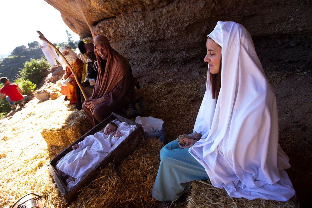 El anejo motrileño de Tablones ha vuelto a organizar su exitoso Belén Viviente, que el municipio 'utiliza' como reclamo turístico
