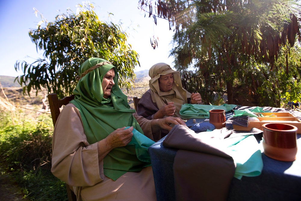 El anejo motrileño de Tablones ha vuelto a organizar su exitoso Belén Viviente, que el municipio 'utiliza' como reclamo turístico