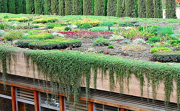 Elementos naturales para aportar eficiencia energética a los edificios. En la foto, tejados de camerinos en el teatro del Generalife de la Alhambra de Granada 