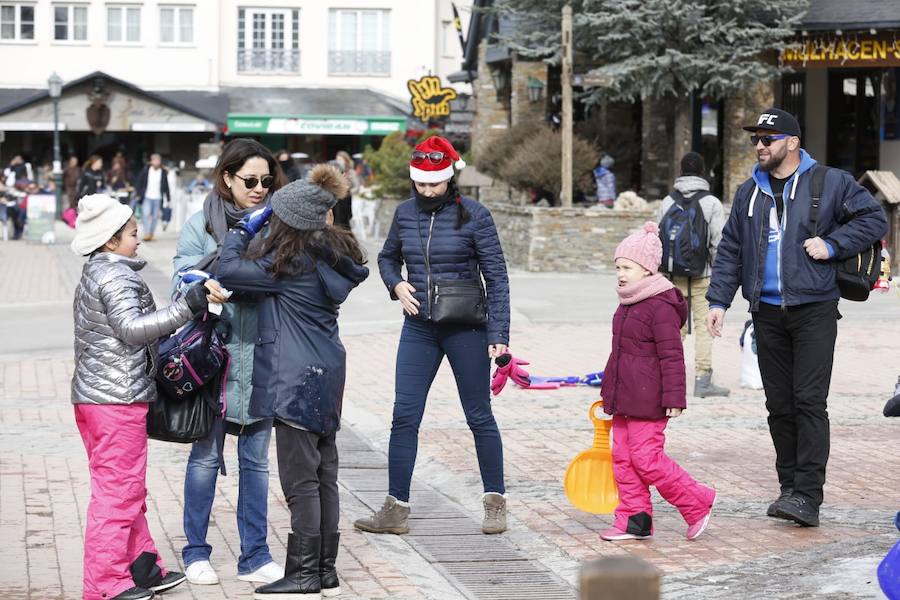 Miles de personas acuden a la montaña para inaugurar las fiestas en un día espléndido
