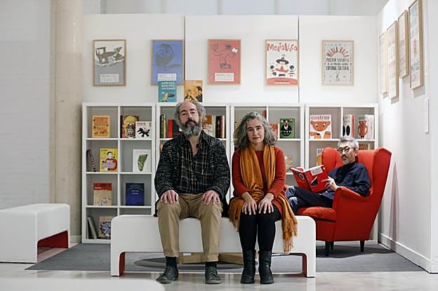 Vicente Ferrer y Begoña Lobo, delante del ilustrador Taro Miura, en la exposición que ha hecho Las Naves sobre los 20 años de Media Vaca. 
