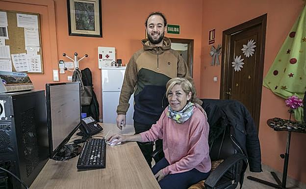 La operadora de Tele-Radio Taxi Granada y el taxista encargados de protagonizar la curiosa historia navideña.