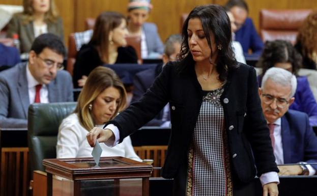 Marta Bosquet vota hoy con Susana Díaz al fondo