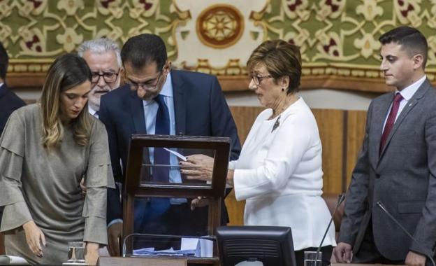 Interrumpen la votación de la Mesa del Parlamento de Andalucía para compensar una excesiva mayoría de mujeres