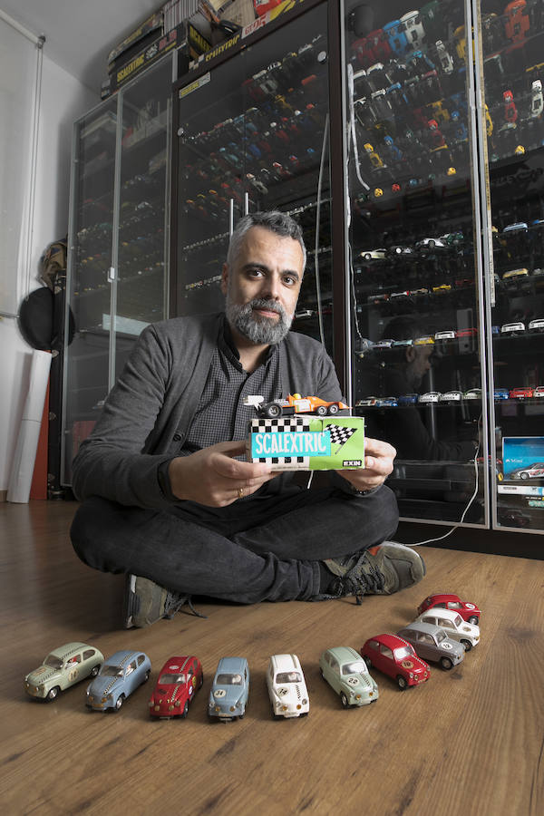 El letrado Vicente Marín colecciona desde que era niño vehículos de juguete que van de los años sesenta a los noventa, acumulando una selección que ronda los mil ejemplares