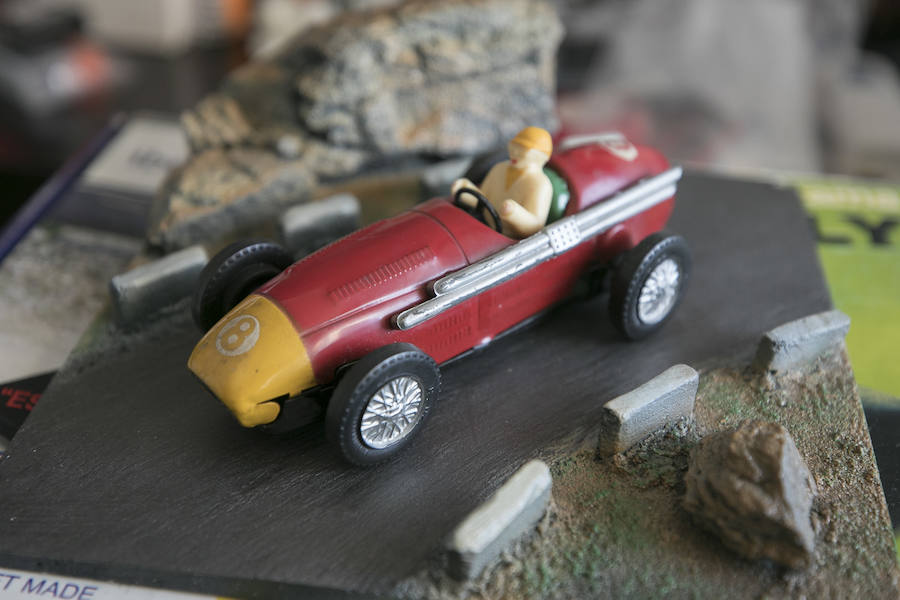 El letrado Vicente Marín colecciona desde que era niño vehículos de juguete que van de los años sesenta a los noventa, acumulando una selección que ronda los mil ejemplares