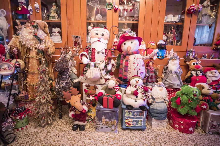 Cada año, la decoración de Inmaculada Herrera atrae a medios de comunicación de todo el país a su casa de Atarfe, donde expone una colección de más de 6.000 piezas