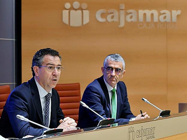Baamonde, presidente de Cajamar, en primer plano.