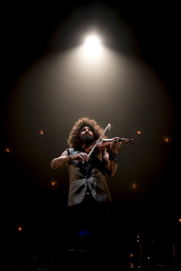 El violinista hispanolibanés derrocha melodías y simpatía para deleitar a 6.000 espectadores en Granada. Con un repertorio similar a su último paso por la ciudad, el artista se mete en el bolsillo a su público con la historia de su violín, la suya propia y su montaña rusa musical 