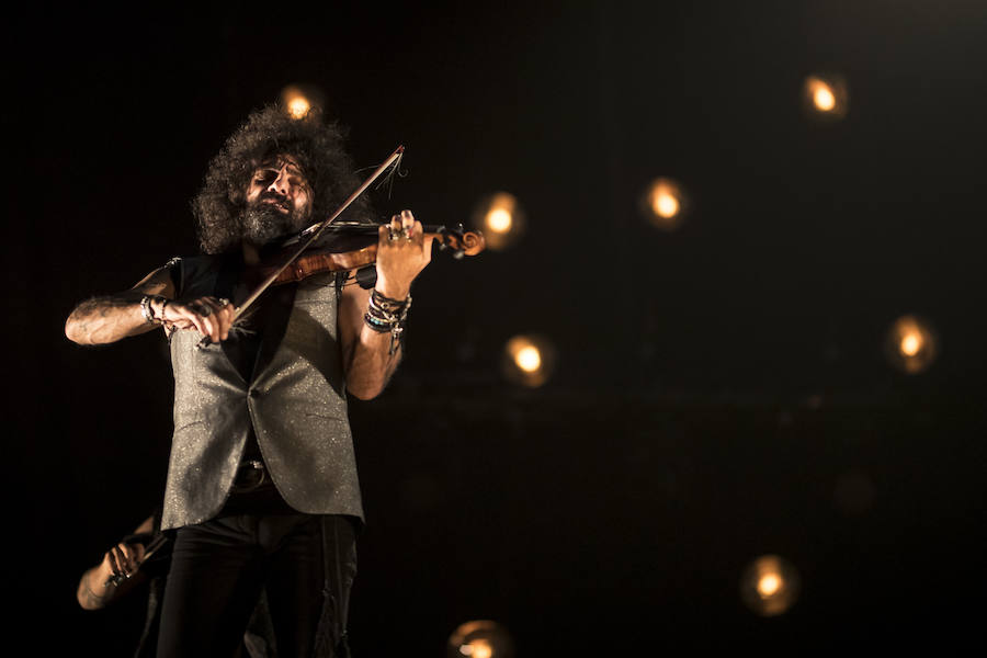 El violinista hispanolibanés derrocha melodías y simpatía para deleitar a 6.000 espectadores en Granada. Con un repertorio similar a su último paso por la ciudad, el artista se mete en el bolsillo a su público con la historia de su violín, la suya propia y su montaña rusa musical 