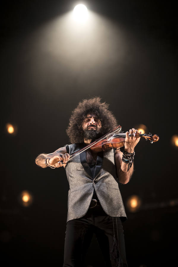 El violinista hispanolibanés derrocha melodías y simpatía para deleitar a 6.000 espectadores en Granada. Con un repertorio similar a su último paso por la ciudad, el artista se mete en el bolsillo a su público con la historia de su violín, la suya propia y su montaña rusa musical 