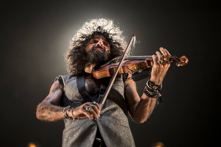 El violinista hispanolibanés derrocha melodías y simpatía para deleitar a 6.000 espectadores en Granada. Con un repertorio similar a su último paso por la ciudad, el artista se mete en el bolsillo a su público con la historia de su violín, la suya propia y su montaña rusa musical 