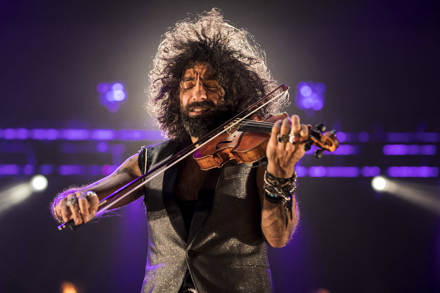 El violinista hispanolibanés derrocha melodías y simpatía para deleitar a 6.000 espectadores en Granada. Con un repertorio similar a su último paso por la ciudad, el artista se mete en el bolsillo a su público con la historia de su violín, la suya propia y su montaña rusa musical 