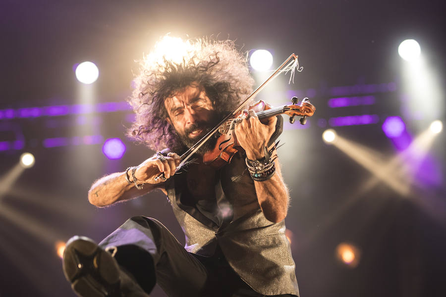 El violinista hispanolibanés derrocha melodías y simpatía para deleitar a 6.000 espectadores en Granada. Con un repertorio similar a su último paso por la ciudad, el artista se mete en el bolsillo a su público con la historia de su violín, la suya propia y su montaña rusa musical 