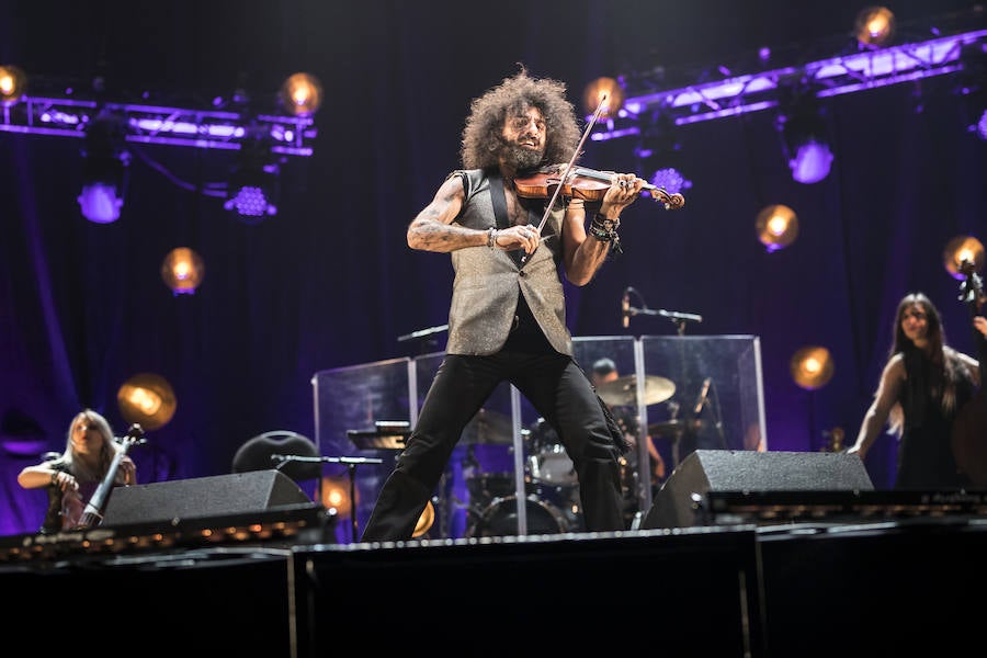 El violinista hispanolibanés derrocha melodías y simpatía para deleitar a 6.000 espectadores en Granada. Con un repertorio similar a su último paso por la ciudad, el artista se mete en el bolsillo a su público con la historia de su violín, la suya propia y su montaña rusa musical 