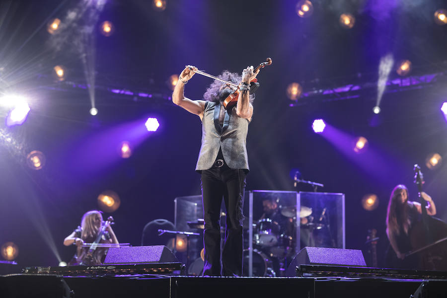 El violinista hispanolibanés derrocha melodías y simpatía para deleitar a 6.000 espectadores en Granada. Con un repertorio similar a su último paso por la ciudad, el artista se mete en el bolsillo a su público con la historia de su violín, la suya propia y su montaña rusa musical 