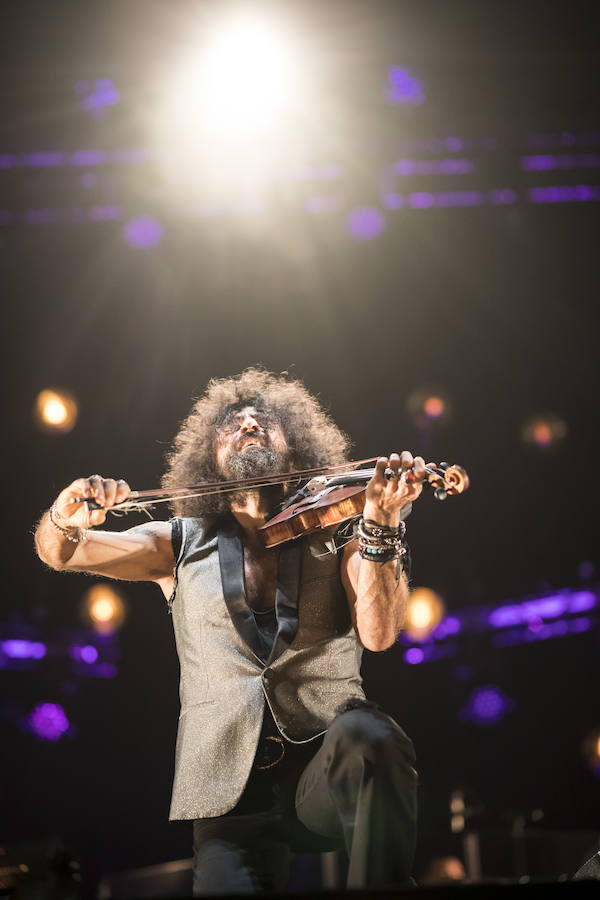 El violinista hispanolibanés derrocha melodías y simpatía para deleitar a 6.000 espectadores en Granada. Con un repertorio similar a su último paso por la ciudad, el artista se mete en el bolsillo a su público con la historia de su violín, la suya propia y su montaña rusa musical 