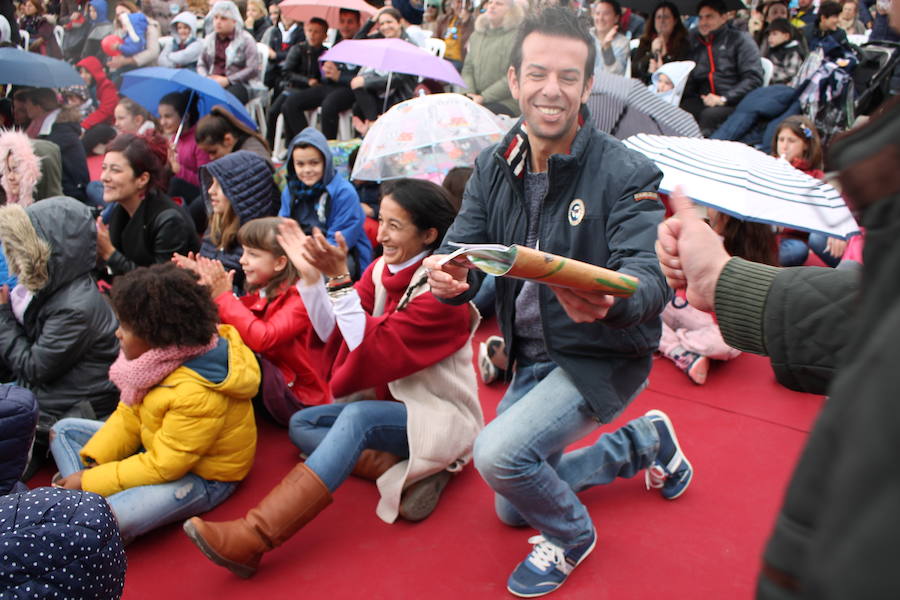 Patricia y Ángel agradecen la participación en la campaña solidaria 'Marea de Buena Gente' a los pies de la nueva Ballena que se ha rehabilitado como lugar de recuerdo del pequeño asesinado en febrero