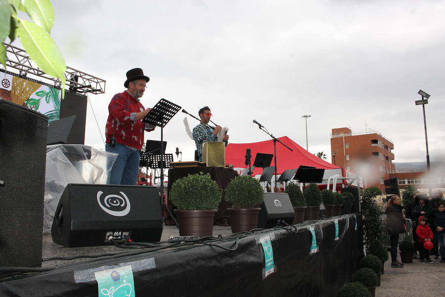 Patricia y Ángel agradecen la participación en la campaña solidaria 'Marea de Buena Gente' a los pies de la nueva Ballena que se ha rehabilitado como lugar de recuerdo del pequeño asesinado en febrero
