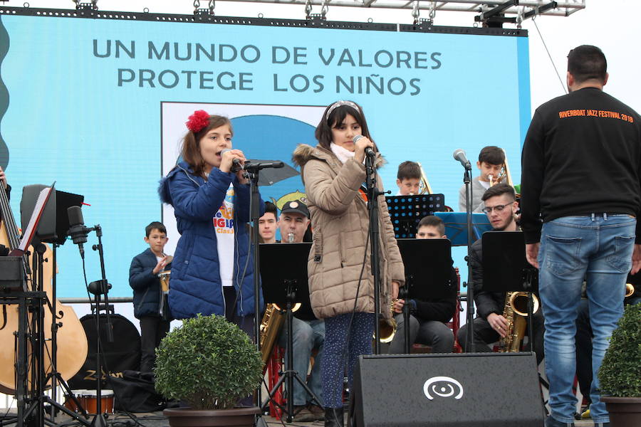 Patricia y Ángel agradecen la participación en la campaña solidaria 'Marea de Buena Gente' a los pies de la nueva Ballena que se ha rehabilitado como lugar de recuerdo del pequeño asesinado en febrero