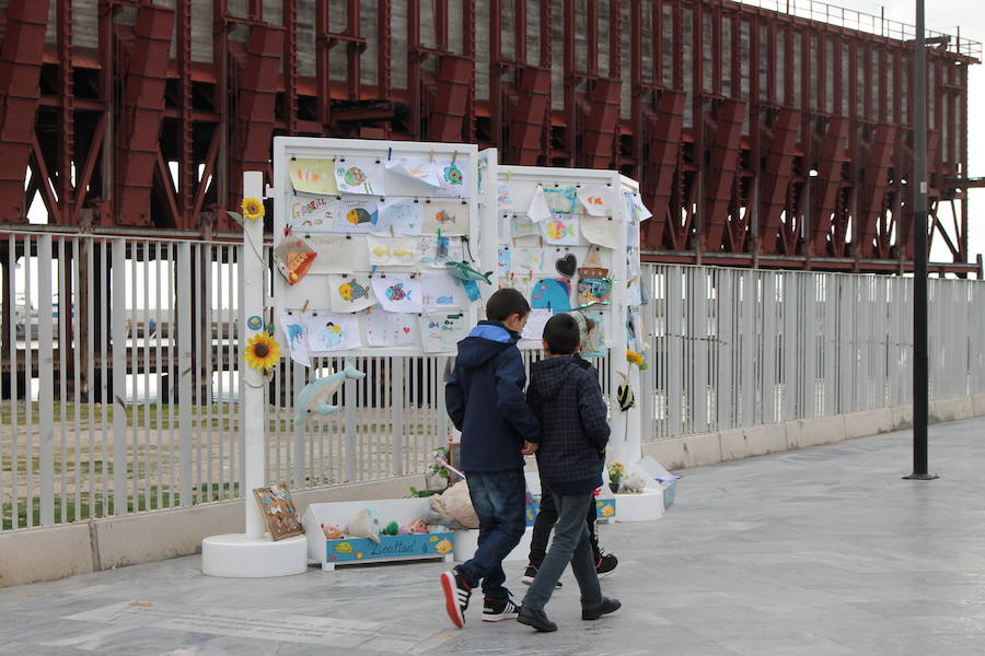 Patricia y Ángel agradecen la participación en la campaña solidaria 'Marea de Buena Gente' a los pies de la nueva Ballena que se ha rehabilitado como lugar de recuerdo del pequeño asesinado en febrero