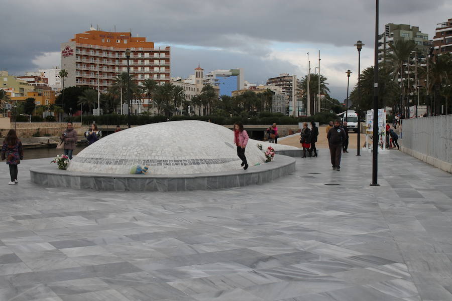 Patricia y Ángel agradecen la participación en la campaña solidaria 'Marea de Buena Gente' a los pies de la nueva Ballena que se ha rehabilitado como lugar de recuerdo del pequeño asesinado en febrero