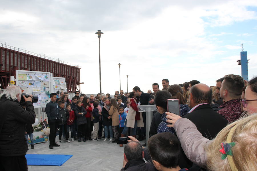 Patricia y Ángel agradecen la participación en la campaña solidaria 'Marea de Buena Gente' a los pies de la nueva Ballena que se ha rehabilitado como lugar de recuerdo del pequeño asesinado en febrero