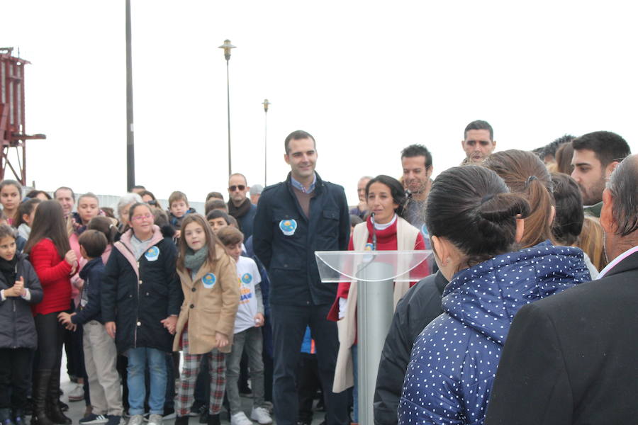 Patricia y Ángel agradecen la participación en la campaña solidaria 'Marea de Buena Gente' a los pies de la nueva Ballena que se ha rehabilitado como lugar de recuerdo del pequeño asesinado en febrero