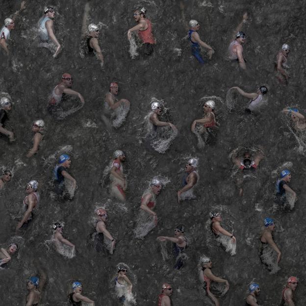 Ensalada de nadadores durante una prueba de triatlón en Düsseldorf.