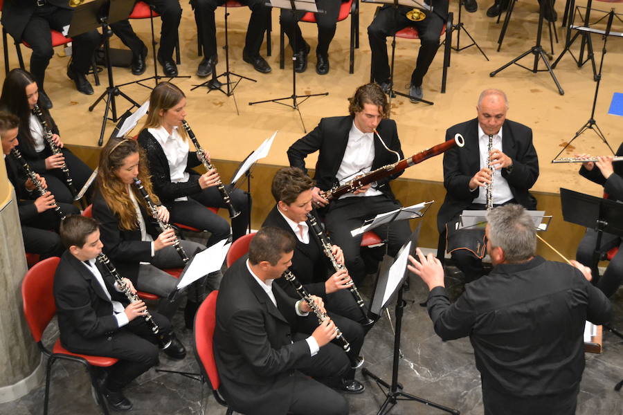 En la noche del sábado, 29 de diciembre, tuvo lugar en el salón de actos del ayuntamiento de Calicasas, la celebración del Concierto de Navidad que contó con la participación de la Banda de Educandos de Güevéjar y la Banda Municipal de esta localidad. En el acto estuvo presentado por Juan Cantero, contó con la asistencia de numeroso público y de la alcaldesa, Marisa Corral. Las dos formaciones interpretaron temas muy variados y al final un potpourri de villancicos que hizo la delicia de los asistentes