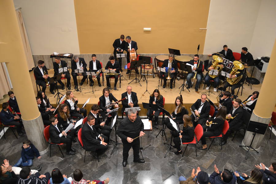 En la noche del sábado, 29 de diciembre, tuvo lugar en el salón de actos del ayuntamiento de Calicasas, la celebración del Concierto de Navidad que contó con la participación de la Banda de Educandos de Güevéjar y la Banda Municipal de esta localidad. En el acto estuvo presentado por Juan Cantero, contó con la asistencia de numeroso público y de la alcaldesa, Marisa Corral. Las dos formaciones interpretaron temas muy variados y al final un potpourri de villancicos que hizo la delicia de los asistentes