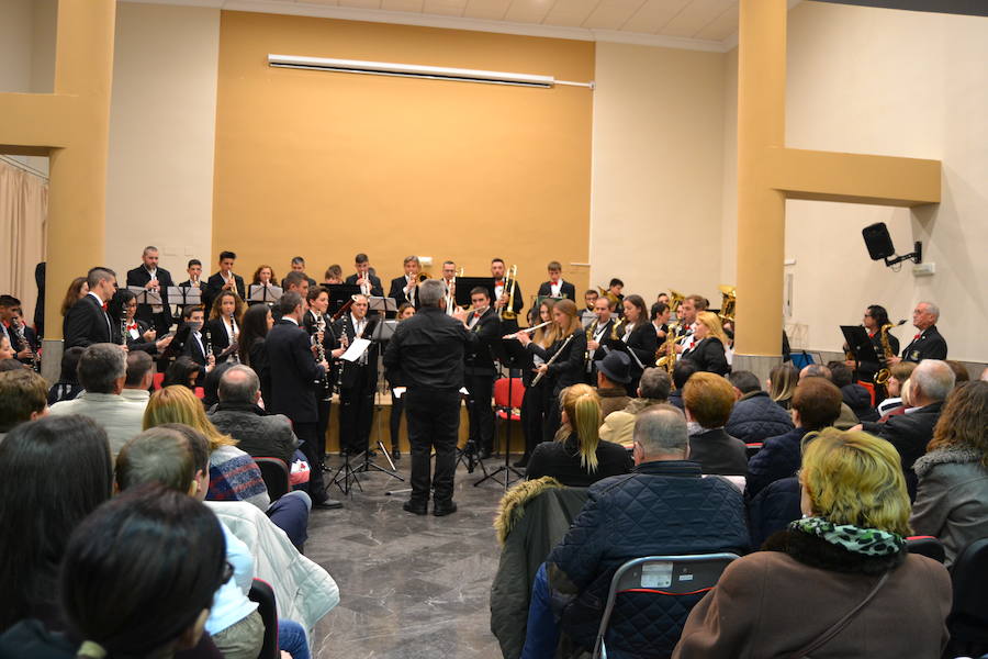 En la noche del sábado, 29 de diciembre, tuvo lugar en el salón de actos del ayuntamiento de Calicasas, la celebración del Concierto de Navidad que contó con la participación de la Banda de Educandos de Güevéjar y la Banda Municipal de esta localidad. En el acto estuvo presentado por Juan Cantero, contó con la asistencia de numeroso público y de la alcaldesa, Marisa Corral. Las dos formaciones interpretaron temas muy variados y al final un potpourri de villancicos que hizo la delicia de los asistentes