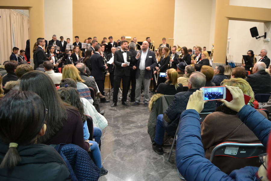 En la noche del sábado, 29 de diciembre, tuvo lugar en el salón de actos del ayuntamiento de Calicasas, la celebración del Concierto de Navidad que contó con la participación de la Banda de Educandos de Güevéjar y la Banda Municipal de esta localidad. En el acto estuvo presentado por Juan Cantero, contó con la asistencia de numeroso público y de la alcaldesa, Marisa Corral. Las dos formaciones interpretaron temas muy variados y al final un potpourri de villancicos que hizo la delicia de los asistentes